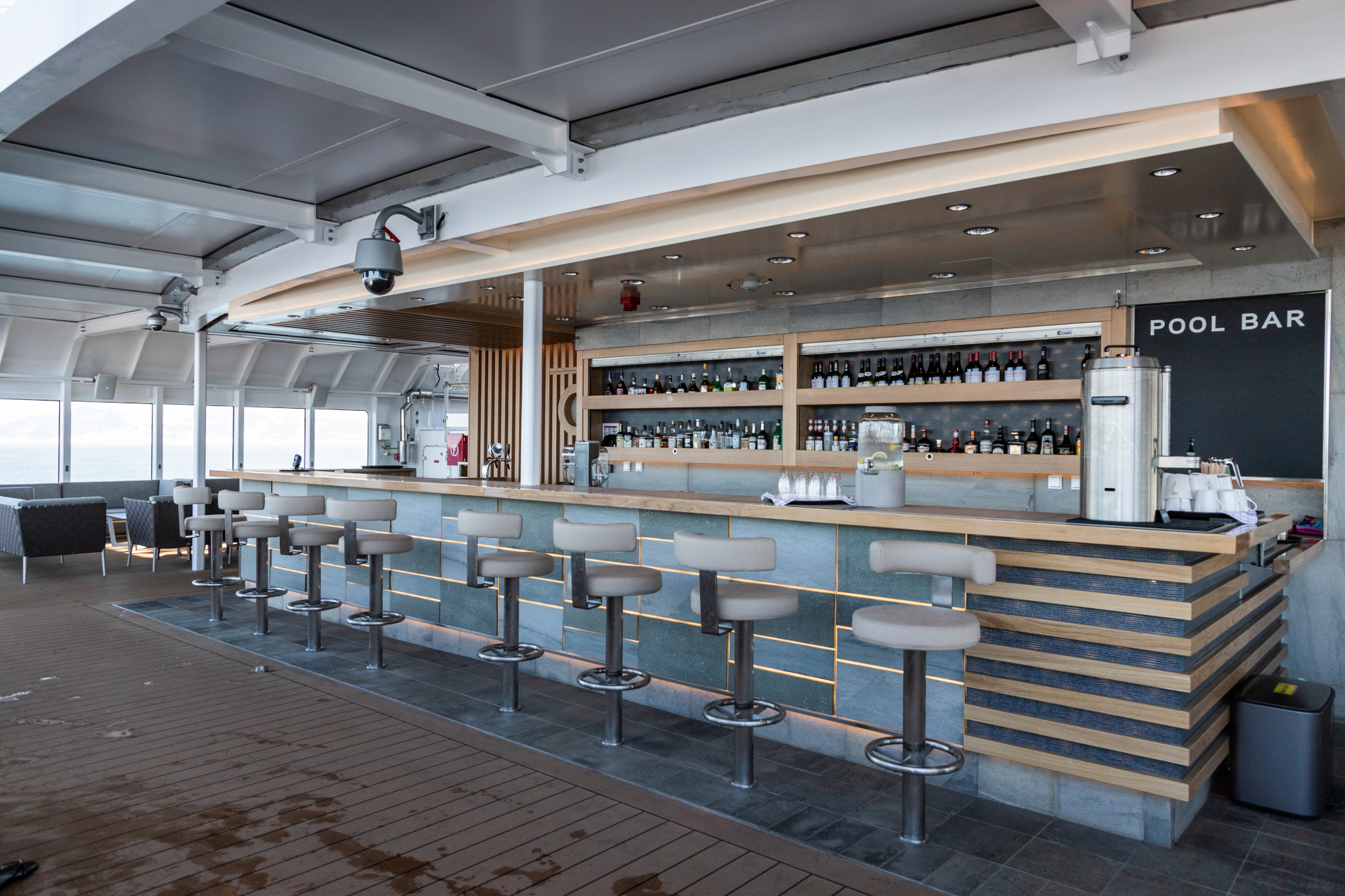MyCruise Hurtigruten MS-Roald-Amundsen Offentlige-arealer Barer-lounger-atrium3
